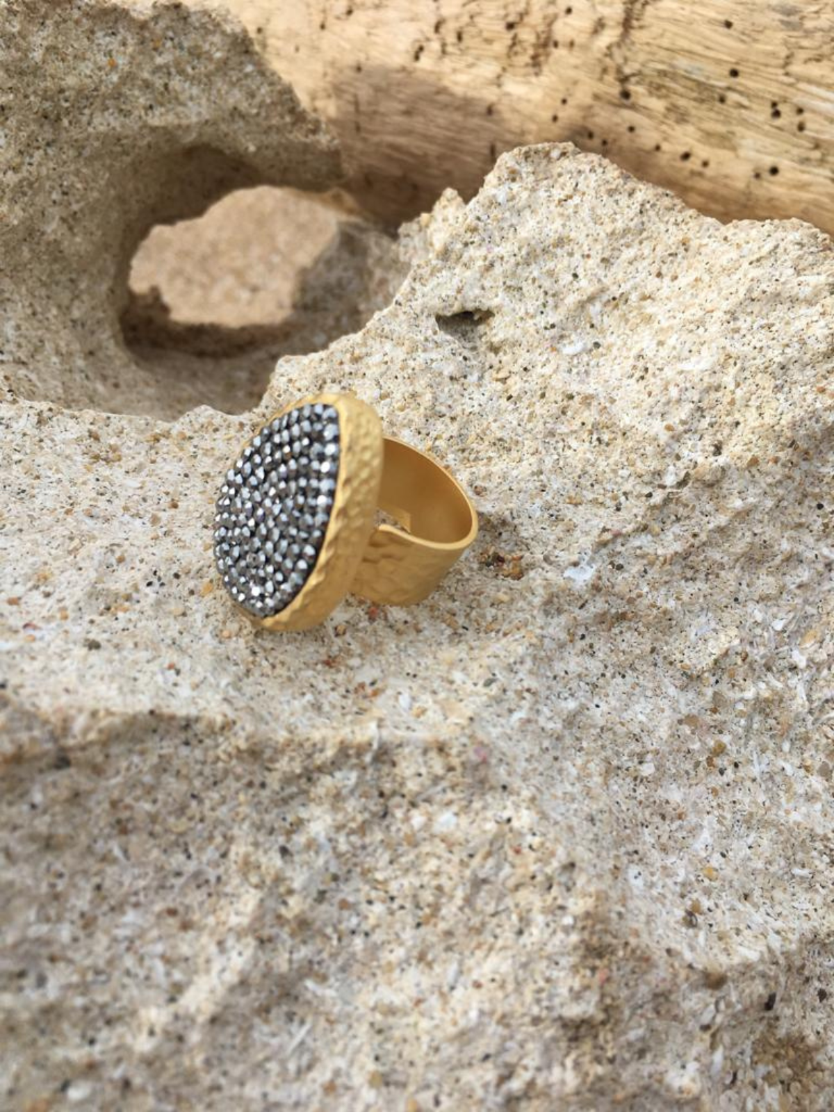 Ring - Adjustable zamak gold plated ring with black crystal stone