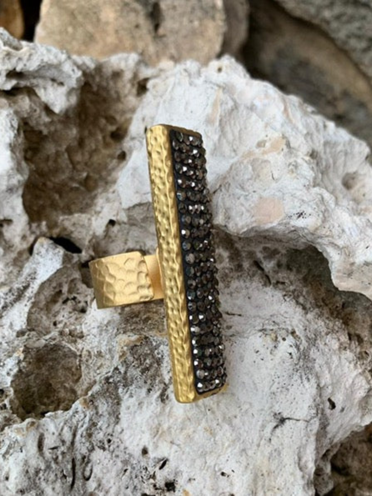 Ring - Adjustable Zamak ring gold plated with Black crystal stone