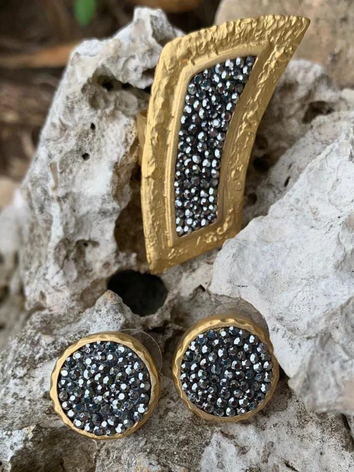 Gold Plated Round Stud Earings with Black Crystals