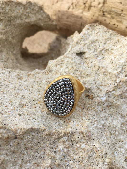 Ring - Adjustable zamak gold plated ring with black crystal stone