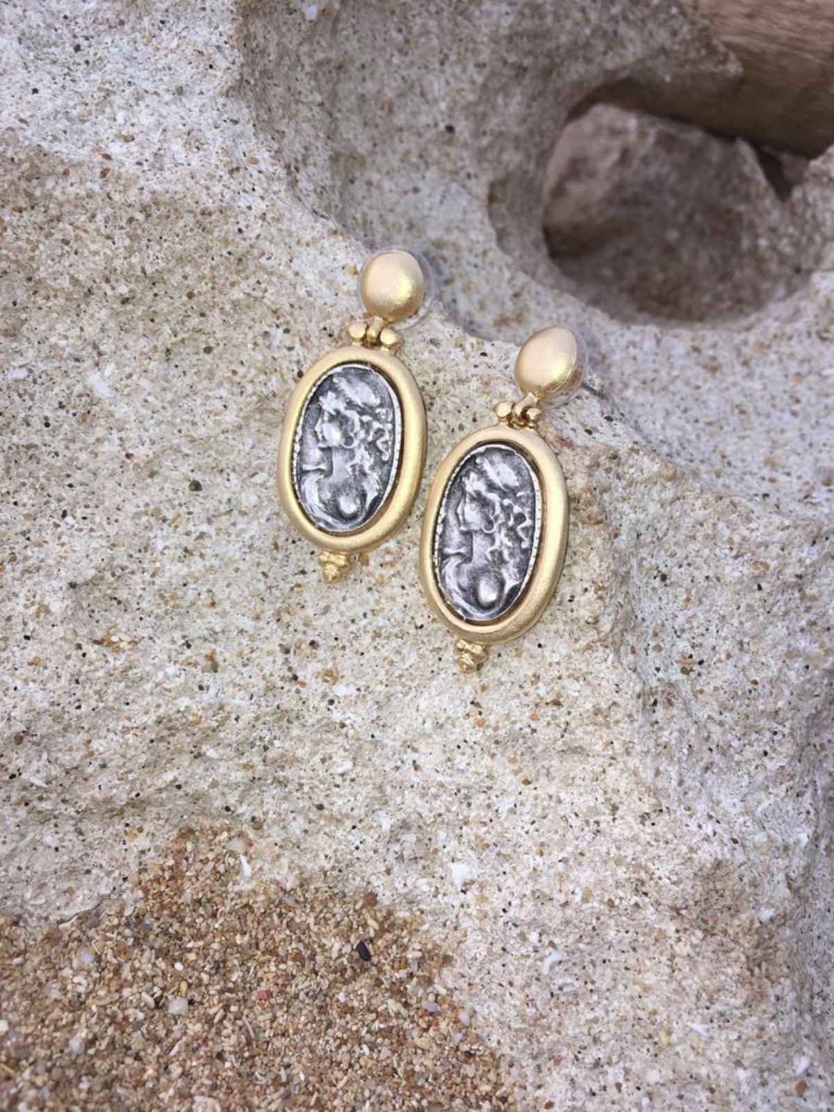 Gold Plated Zamak Earings with Medal