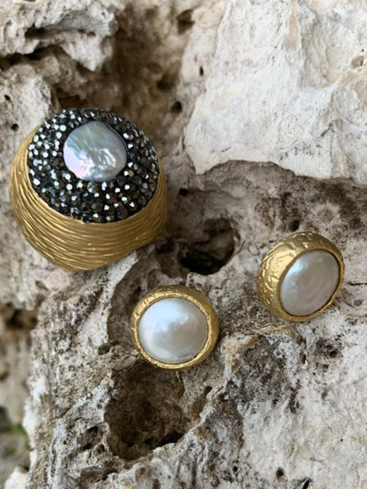 Zamak Ring - Gold Plated with fresh water pearl and black crystal stone  Size 8